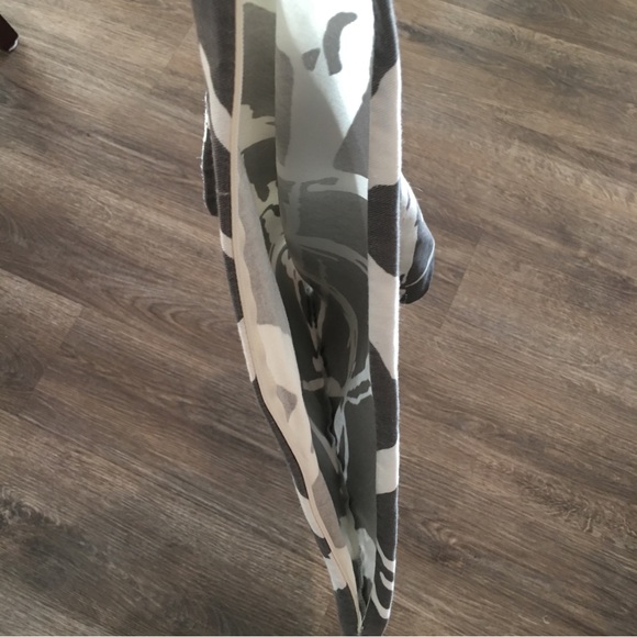 Set of 2 Pillow Covers 17” Gray & White abstract print Like new Zips closed EUC - Picture 5 of 10